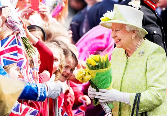 Королева Елизавета II приветствует подданных