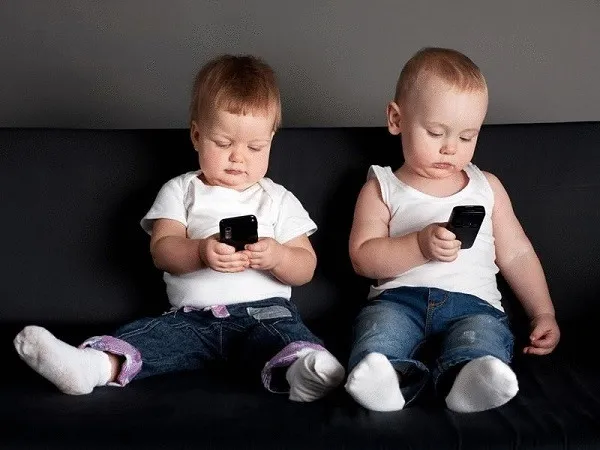 дети со смартфонами