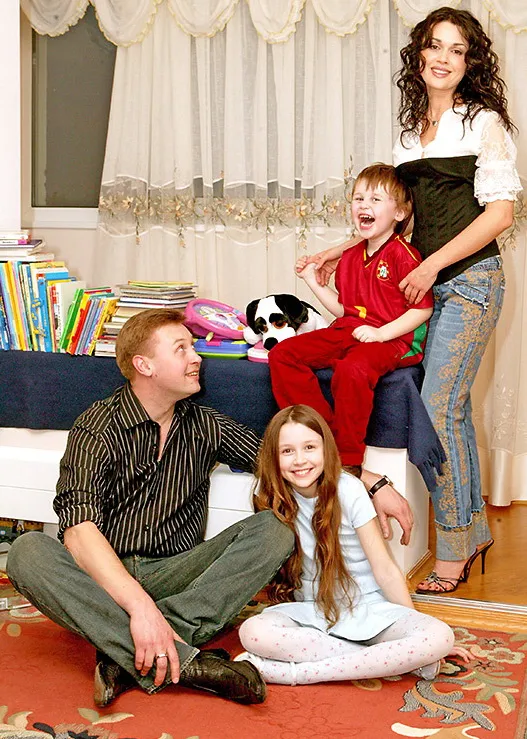 На фото: Анастасия со вторым мужем и детьми