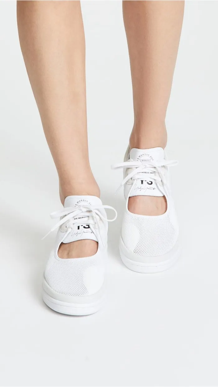 модная обувь весна лето 2021: белые кеды с вырезом