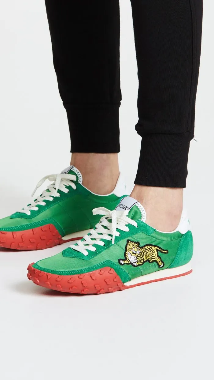 модная обувь весна 2021: зеленые кроссовки с декором