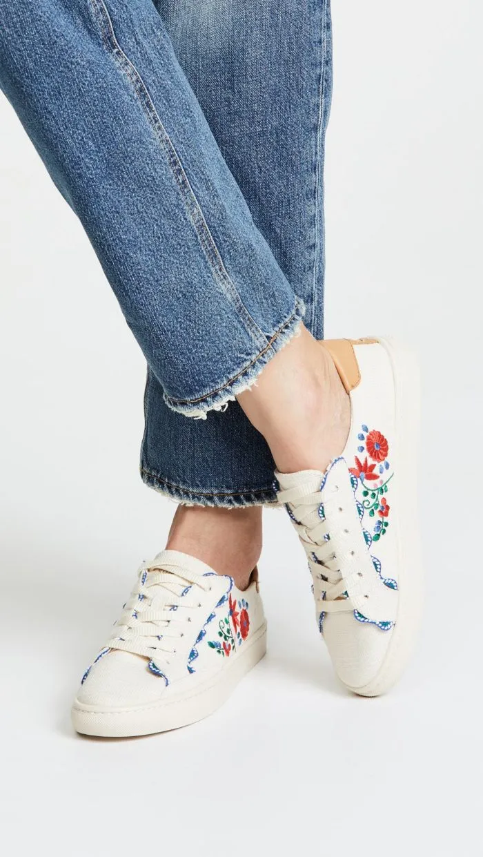 модная обувь весна 2021: белые кеды с вышивкой