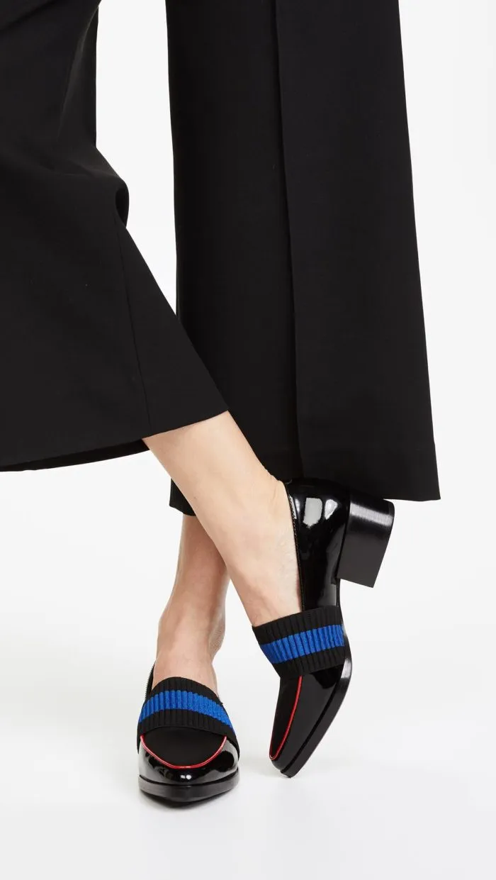 модная женская обувь весна лето: черные лаковые лоферы