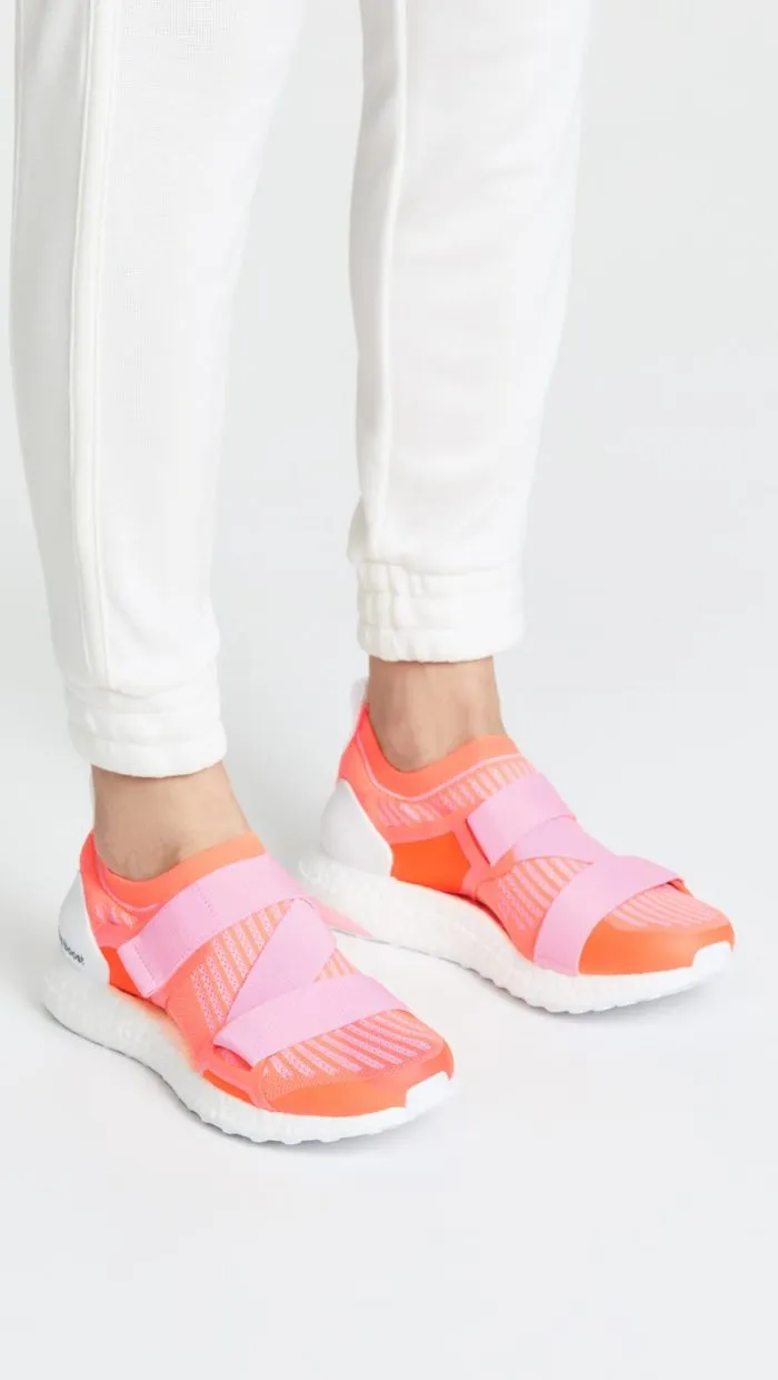 модная обувь весна лето 2021: коралловые кроссовки на липучках