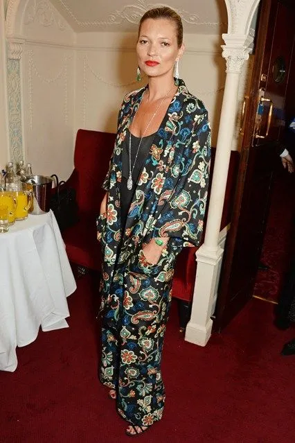 Кейт Мосс в модном сегодня костюме в пижамном стиле