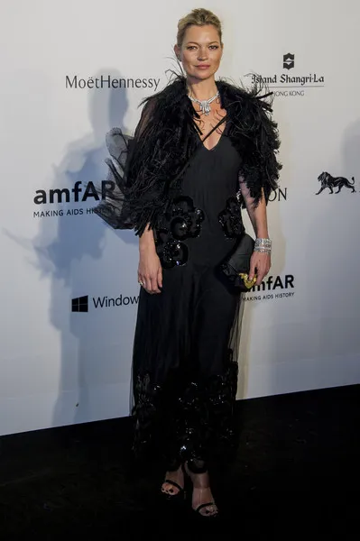 Кейт Мосс в черном платье и накидкой из перьев
