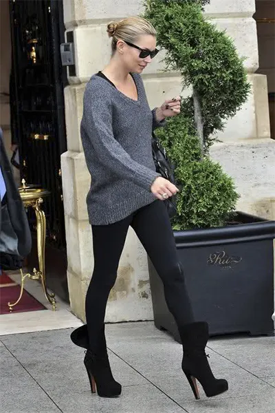 Кейт Мосс в жизни: объемный свитер и узкие штаны