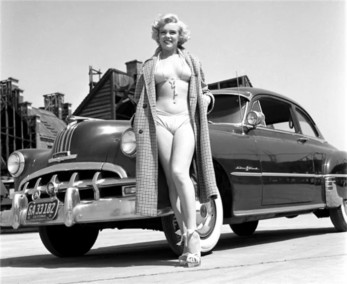 LOS ANGELES - 1951: Rising star Marilyn Monroe poses for a portrait next to a 1950 Pontiac Chieftain on the backlot of 20th Century-Fox in 1951 in Los Angeles, California. (Photo by Earl Theisen/Getty Images) *** Local Caption *** Marilyn Monroe