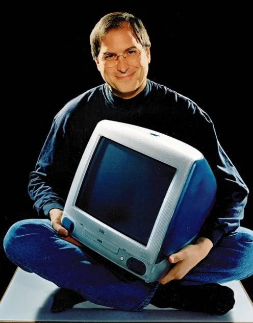 Стив Джобс с компьютером iMac