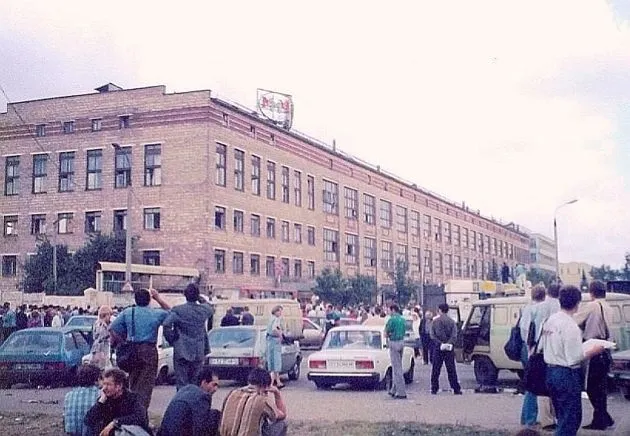 Главный офис МММ в Москве летом 1994 г. и взволнованные вкладчики