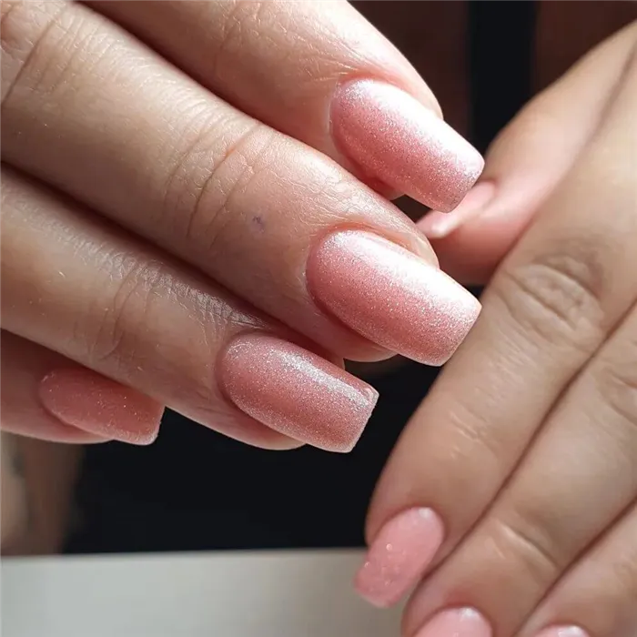 нежно-розовые ногти с блестками