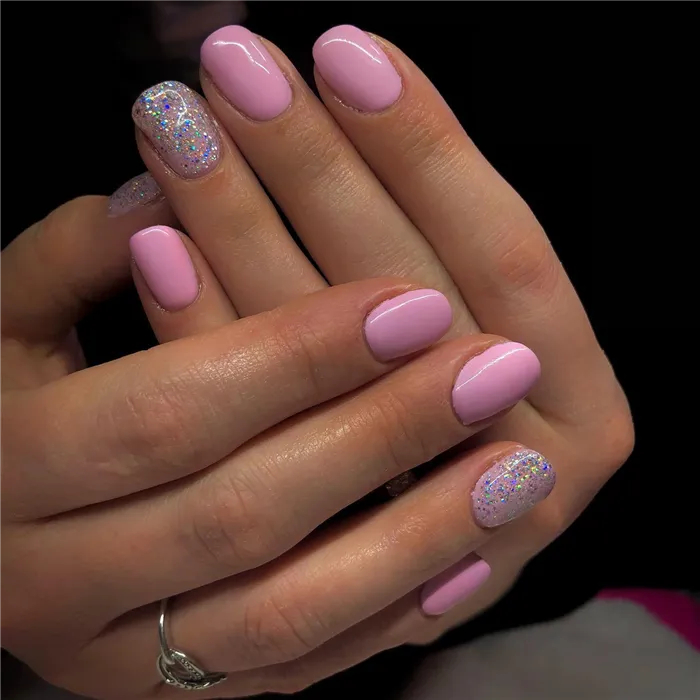 светло-розовые ногти с блестками на безымянном пальце