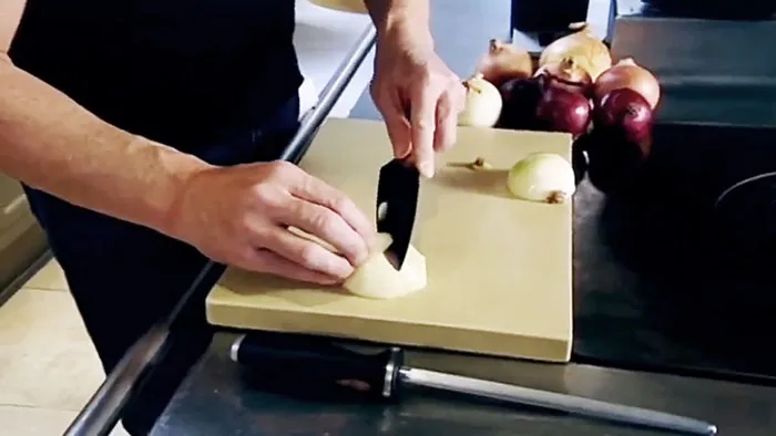 Как быстро нарезать лук совет шеф-повара