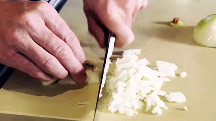 Как быстро нарезать лук совет шеф-повара