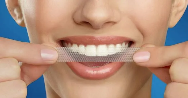 otbelivanie-zubov-poloskami-crest-3d-white_cr