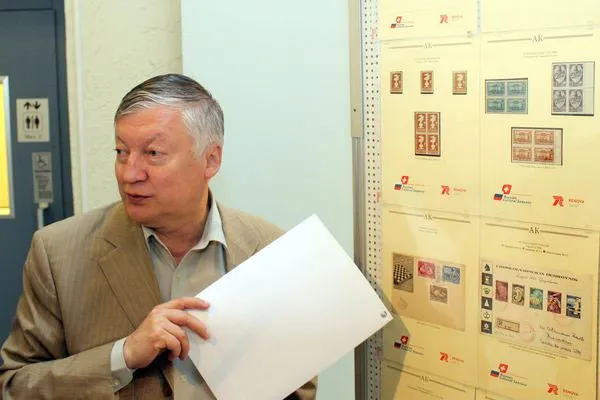 На одной из выставок, Анатолий Карпов знакомит посетителей с экспонатами из своей личной коллекции марок