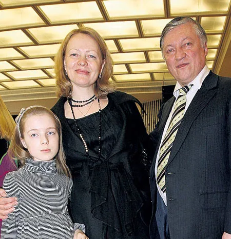 Шахматист Анатолий Карпов с женой и дочерью