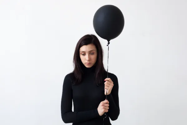 Одинокая женщина с шариком