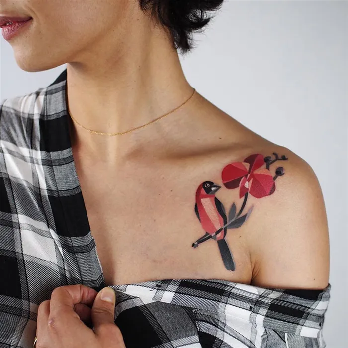 Красивые татуировки на ключице для девушек (45 фото-идей)