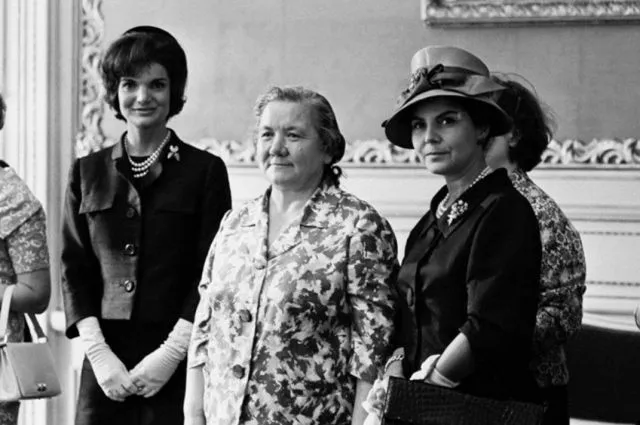 Нина Хрущева и Жаклин Кеннеди (слева от Хрущевой) на саммите в Вене. 31-летняя Жаклин одета в костюм от Олега Кассини, а 61-летняя Нина - в шелковое платье-костюм. 1961 год. 