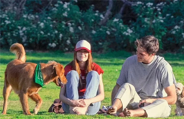 Актер Джейкоб Элорди и его новая девушка сидят на зеленой траве босиком