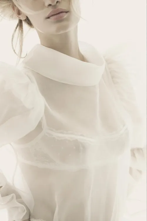 Девушка в белой полупрозрачной блузе