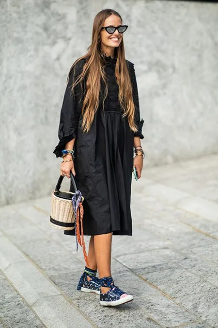Черное платье в повседневном стиле, кеды, плетеная сумка-ведро