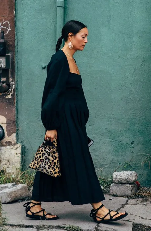 Модный образ для осени 2021: черное платье, сумка с леопардовым принтом, сандалии