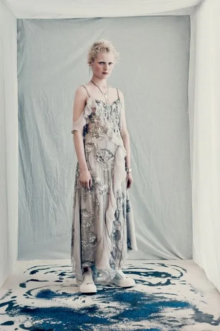 Платье с рюшами и белыми кедами. Образ из коллекции Alexander-McQueen