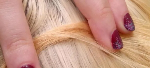 Теплый блонд цвет волос. Фото с темными корнями, розовым оттенком, краски