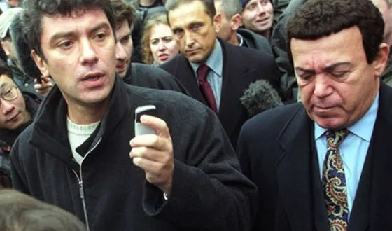Кобзон и Немцов у Театра на Дубровке, 2002 год