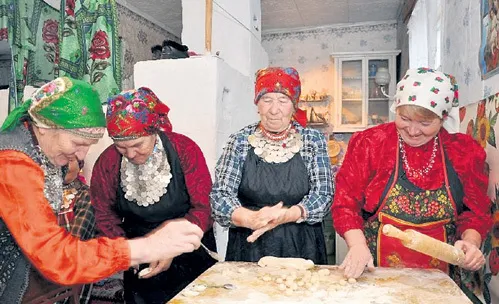 «Бурановские бабушки» чихать хотели на злопыхателей: пока те строят артисткам козни, они заняты более насущными вопросами (фото izhilife.ru)