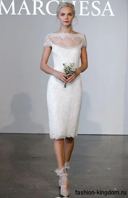 Свадебное платье-футляр белого цвета с ажурными вставками, длиной до колен, с короткими рукавами от Marchesa.