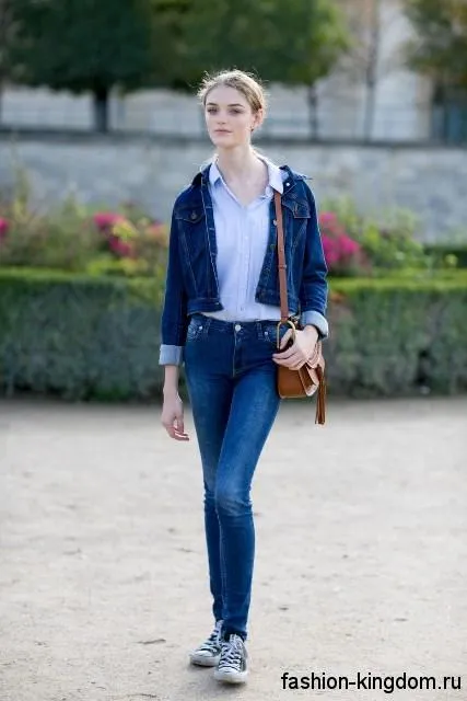 Узкие джинсы и короткая джинсовая куртка синего цвета для летнего цветотипа внешности.