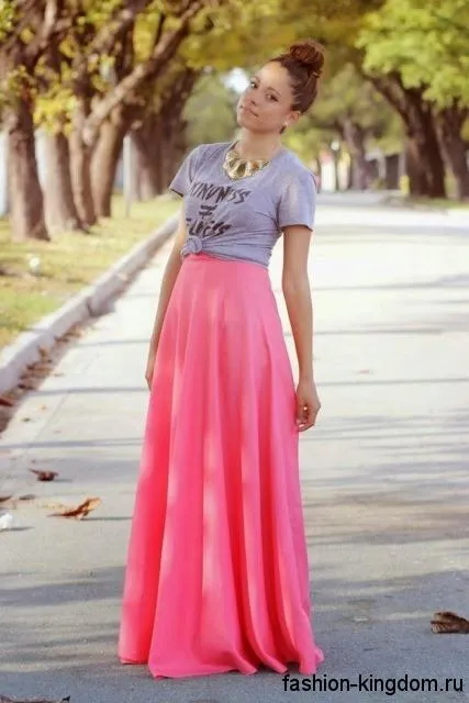 Длинная юбка розового цвета и топ серого тона для цветотипа внешности осень.