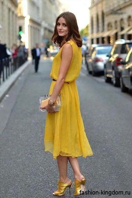Шифоновое платье-миди желтого цвета без рукавов для цветотипа внешности осень.