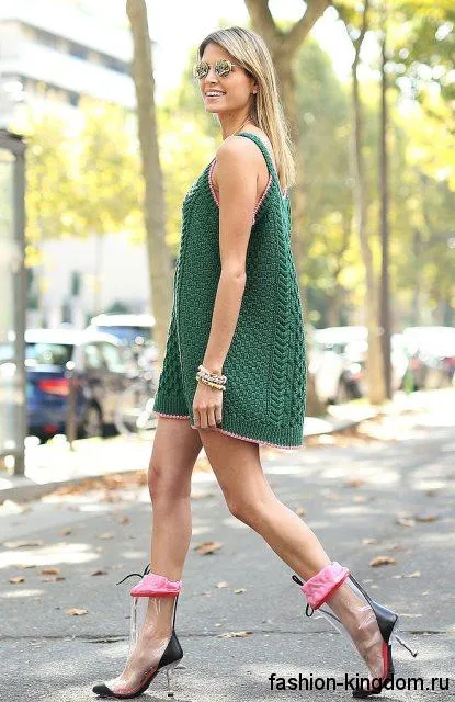 Короткое вязаное платье зеленого цвета без рукавов для летнего цветотипа внешности.