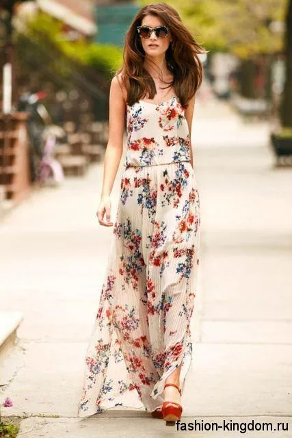 Летнее длинное платье молочного тона с цветочным принтом для цветотипа внешности осень.