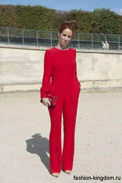 Классические брюки и блузка красного цвета для осеннего цветотипа внешности.