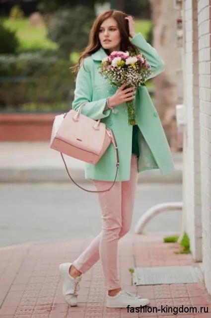 Узкие брюки светло-розового тона и короткое пальто мятного цвета для цветотипа внешности осень.