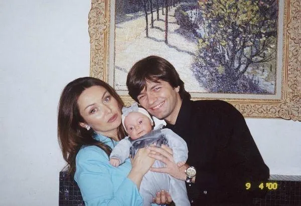 Стефания Маликова с родителями в детстве