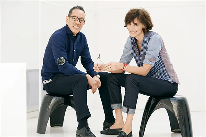 Наоки Такидзава и Инес де Ла Фрессанж радостно позируют для промо очередной совместной коллекции. Такидзава — дизайн-директор Uniqlo 