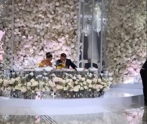 Ресторан украсил миллион белых роз. Фото: кадр видео.