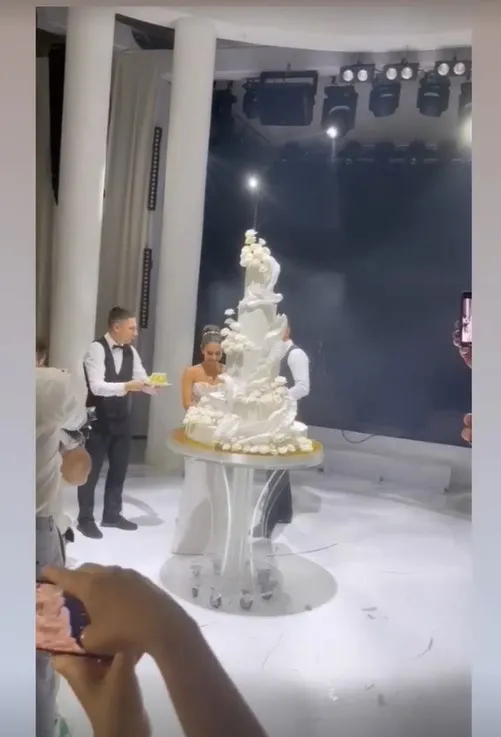 Кульминацией праздника стал свадебный торт. Фото: кадр видео.