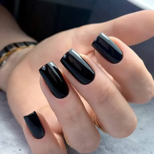 Черный глянцевый маникюр на длинные ногти