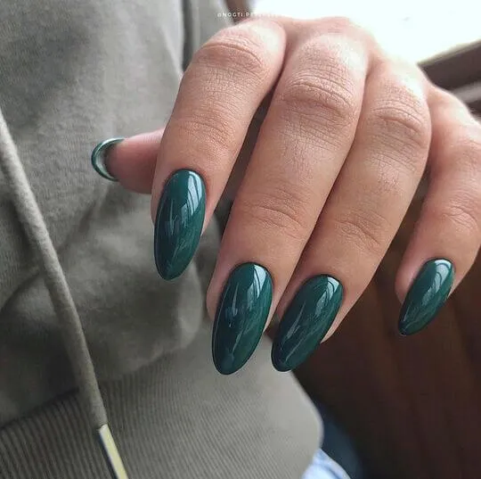 Зеленые длинные глянцевые ногти
