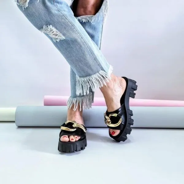 Самые модные женские шлепанцы 2022 - на платформе, кожаные, резиновые: последние тренды, фото стильной летней обуви
