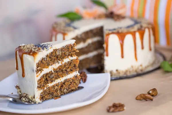 Как украсить морковный торт на День рождения