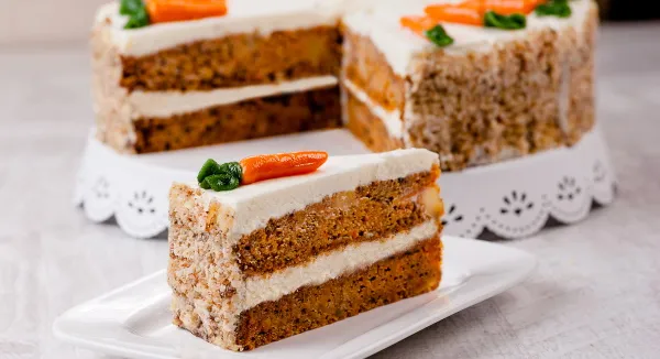 Как украсить морковный торт на День рождения