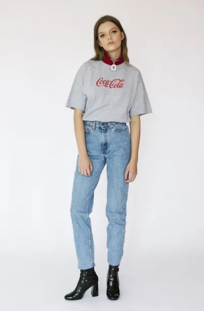 девушка в джинсах и футболке